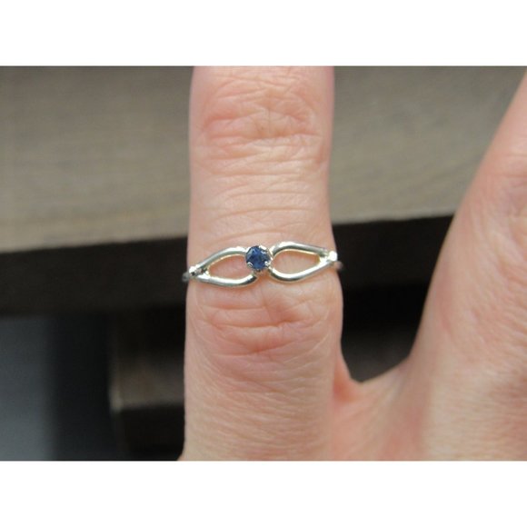 Size 4 Sterling Silver Small Handmade Blue Topaz Band Ring Vintage Statement - Picture 3 of 7